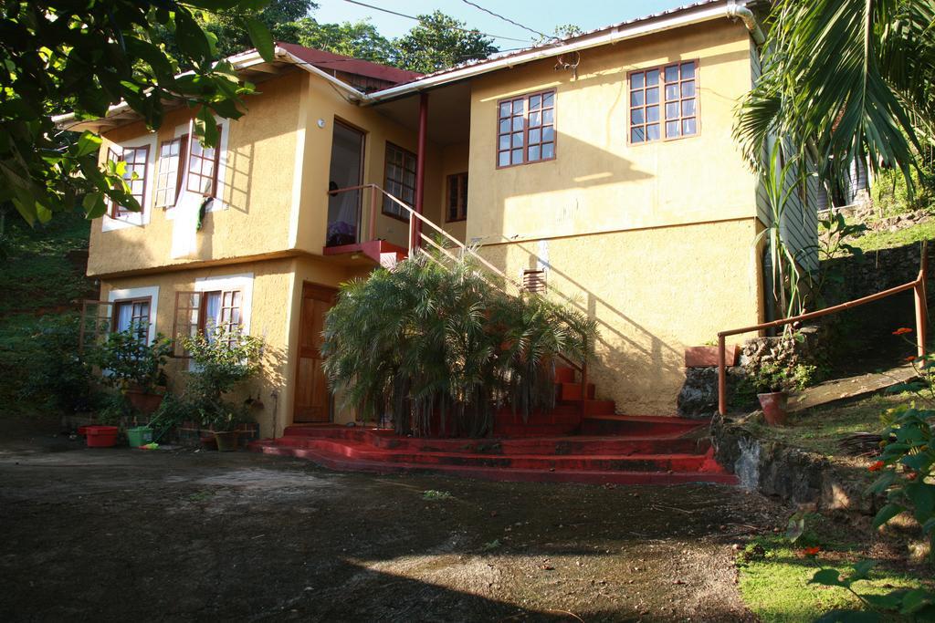La Familia Guest House And Natural Farm Port Antonio Eksteriør billede